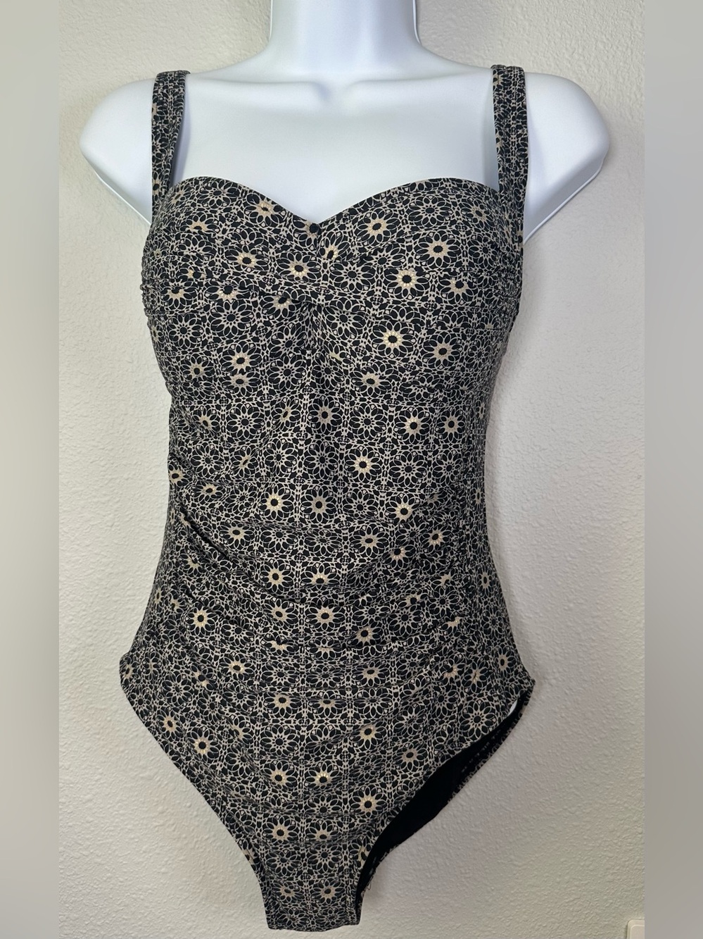 Niptuck Swim Women’s Black/Tan/Gold Pattern One Piece Swimsuit Size 6